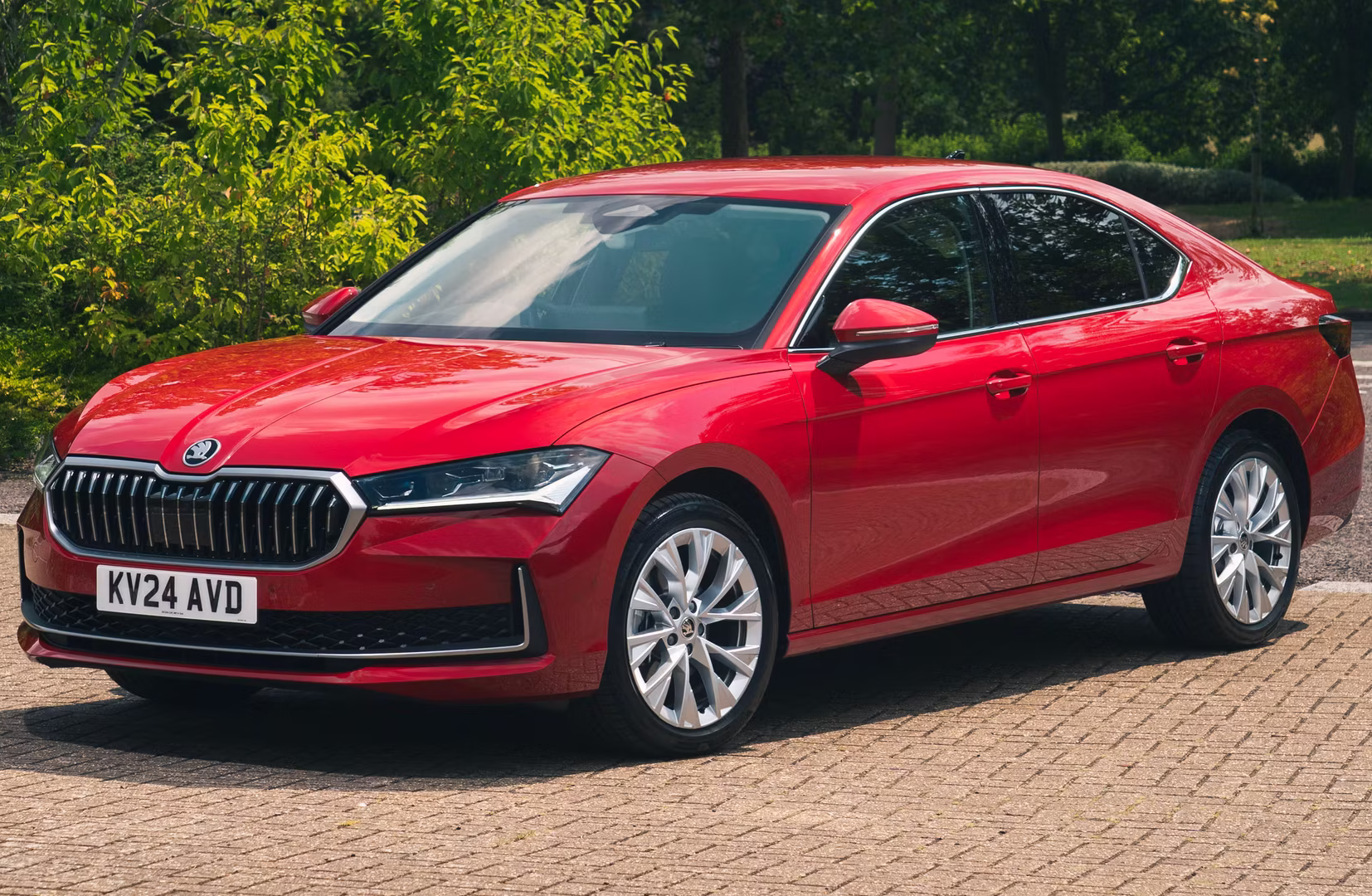 ZsYehkaF0TcGJLkd_2024SkodaSuperbhatchbackfrontquarterstatic